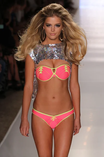 Model walks runway at Beach Bunny Swim collection — Stock Photo, Image