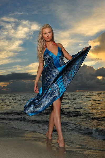 Modell poserar i beach — Stockfoto