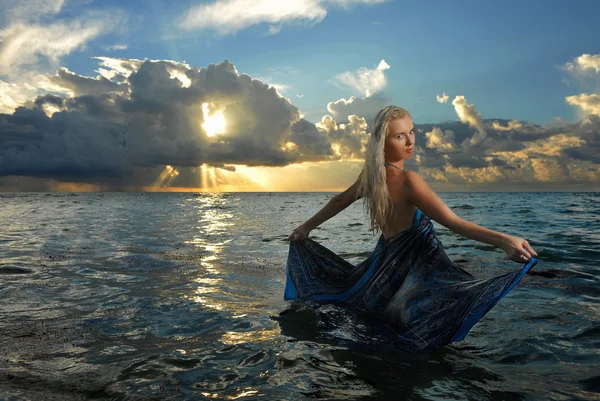 Model posing in beach — Stock Photo, Image