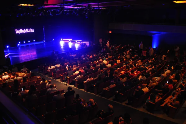 Ambiente de sala de conciertos en Top Model Latina 2014 — Foto de Stock