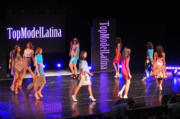 Modele w Top Model Latina 2014 — Zdjęcie stockowe