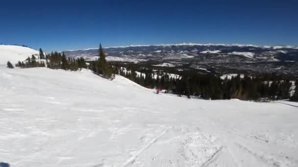 Skidåkare Röd Jacka Åker Utför Breckenridge Ski Resort Colorado — Stockvideo