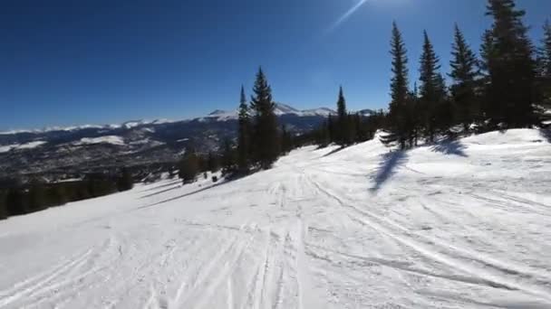 Einem Schönen Sonnigen Tag Schnell Über Die Piste — Stockvideo