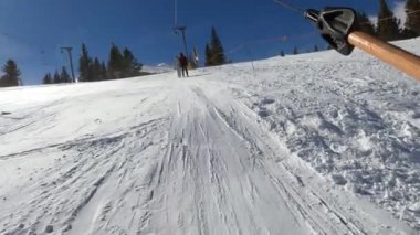 Breckenridge, Colorado 'ya çıkmak için t-bar teleferiği kullanmak.