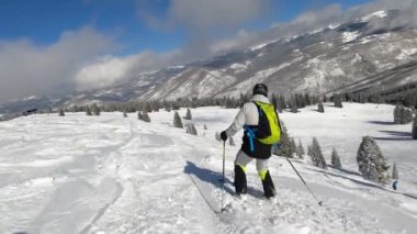 Moğol Bowl 'unda arkadaşınla kayak yaparken, Vail Kayak Tatil Köyü' nde.