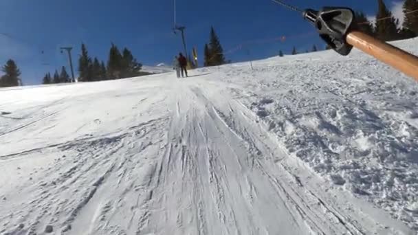 Equitação Usando Elevador Esqui Bar Para Chegar Topo Breckenridge Colorado — Vídeo de Stock