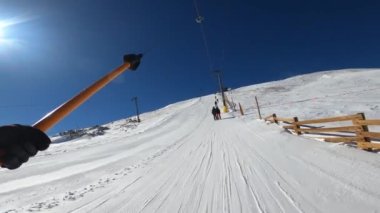 Breckenridge, Colorado 'ya çıkmak için t-bar teleferiği kullanmak.