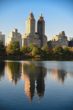 Central Park Reservoir veya Jacqueline Kennedy Onassis Reservoir, New York 'ta sonbahar sezonu boyunca. Sıcak hava ve mavi gökyüzü ile güneşli güzel bir gün..