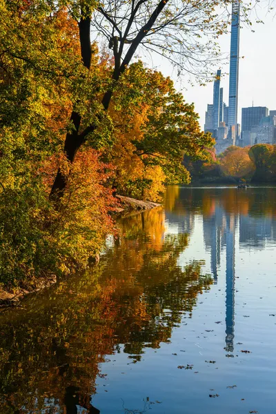 纽约市中央公园令人叹为观止的秋天五彩缤纷的树木和池塘 — 图库照片