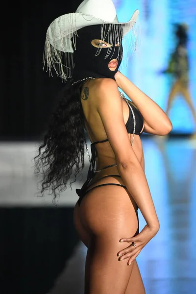 Miami Beach Florida Juli Model Walks Runway Almost Nakey Show — Stockfoto