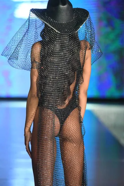 Miami Beach Florida Julho Model Walks Runway Almost Nakey Show — Fotografia de Stock