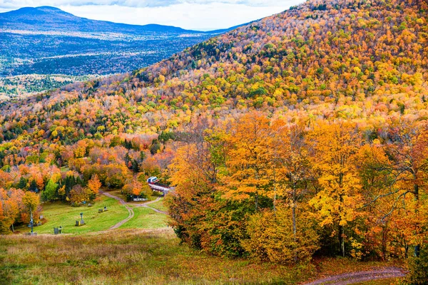 Dağlarda Altın Sonbahar Mevsimi Renkli Ağaçlarla Dolu Bir Ekim Ortası — Stok fotoğraf