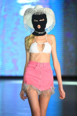 MIAMI BEACH, FLORIDA - 11 Temmuz 2021 Miami Beach, Florida 'da DCSW tarafından desteklenen Miami Yüzme Haftası sırasında neredeyse Nakey Show için bir model podyumda yürüyor.