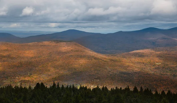 Fantastický Pohled Shora Podzimní Krajinu Hory Barevnými Stromy Modrá Obloha — Stock fotografie
