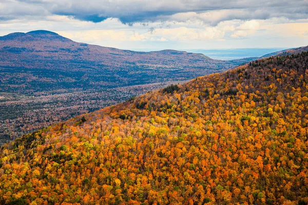 Landskap Med Vackra Berg Och Skogar Den Gyllene Höstsäsongen Ljusa — Stockfoto