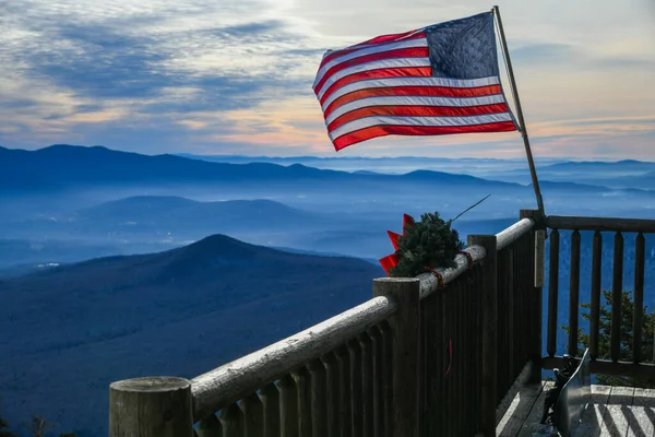 American Flag Waiving Ski Patrol House Beautiful Winter Day Stowe — Stock Photo, Image