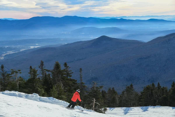 Back View Skier Red Jacket Riding Slope Stowe Mountains Winter — 스톡 사진