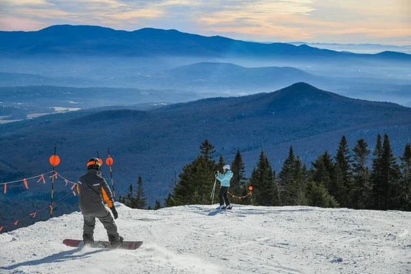 Snowboarder Skier Standing Top Peak Mansfield Summit Stowe Vermont Mountain — 스톡 사진