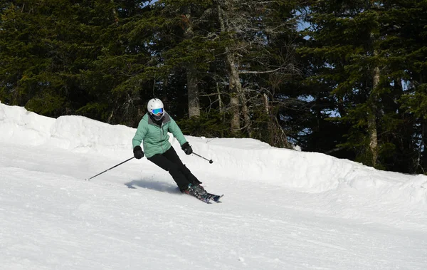 Esquí Esquiador Pista Esquí Mujer Esquiando Cuesta Abajo Deporte Invierno —  Fotos de Stock