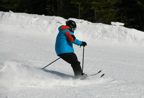 Hombre Esquiando Las Montañas Nevadas Polvo Nieve Fresca Hermoso Día — Foto de Stock