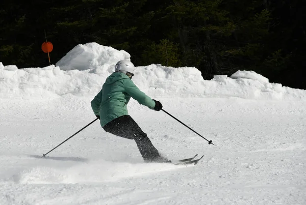 Esquí Esquiador Pista Esquí Mujer Esquiando Cuesta Abajo Deporte Invierno — Foto de Stock