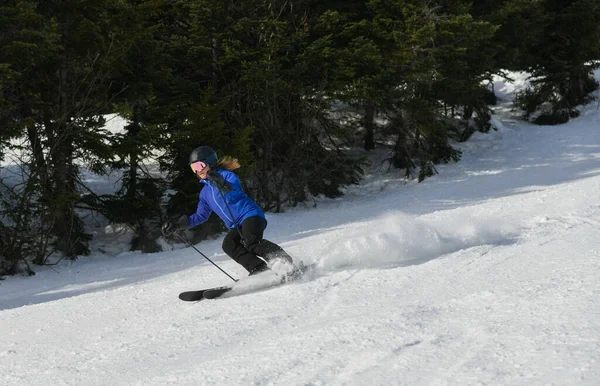 Female Skier Bright Blue Jacket Downhill Slope Stowe Ski Resort — Stockfoto