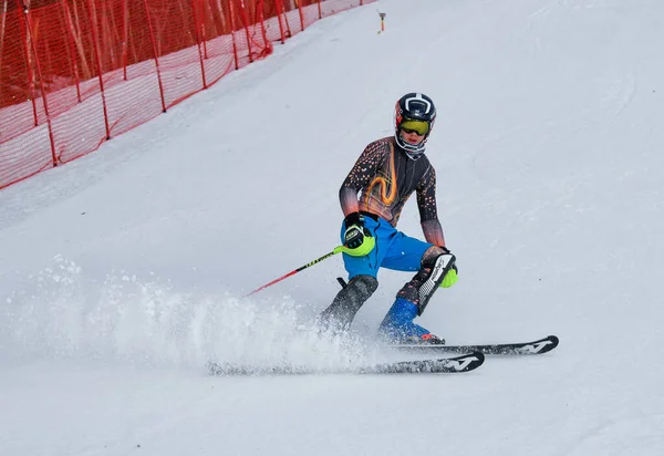 Vermont 12月 スプルースピークレースコースで練習しているマウントマンスフィールドアカデミーの若いスキーヤーストウマウンテンリゾート12月に17 2021ストウ — ストック写真