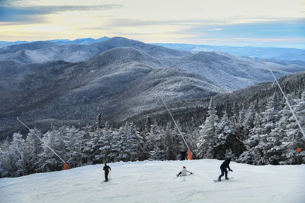 Skiers Snowboarders Getting Ready Downhill Stowe Mountain Resort Top View — Foto de Stock