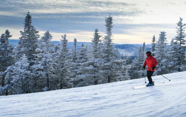 Male Skier Red Jacket Enjoy Skiing Winter Vacation Stowe Mountain — Stockfoto