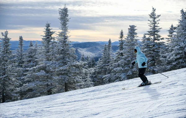 Female Skier Blue Jacket Skiing Downhill — Zdjęcie stockowe