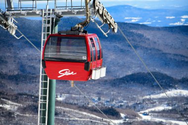 Easy way Gondola lift at Stowe Ski Resort in Vermont. Beautiful winter sunny day.