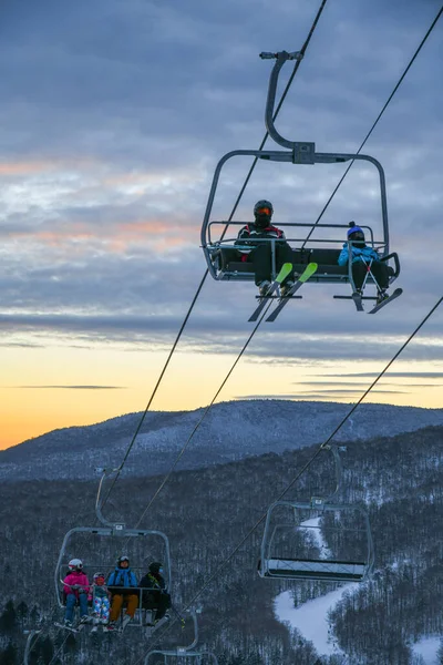 Skiers Going Chairlift Stowe Mountain Resort Beautiful Sunset Time Winter — стоковое фото
