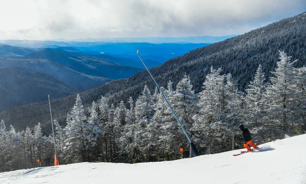 Skier Curving Slope Stowe Mountain Resort Winter Vacation Vermont Usa — стоковое фото