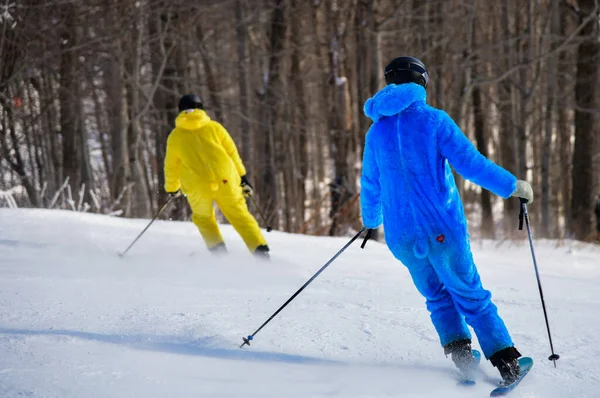Dos Esquiadores Mono Piel Brillante Amarillo Azul Disfrutando Del Esquí — Foto de Stock