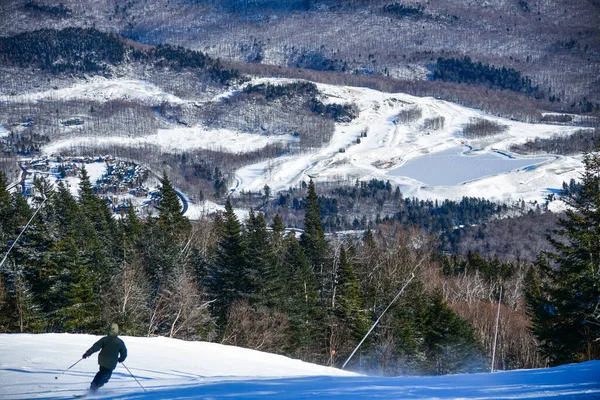 Breathtaking Top View Peak Stowe Mountain Resort Man Skier Downhill — Stock Photo, Image