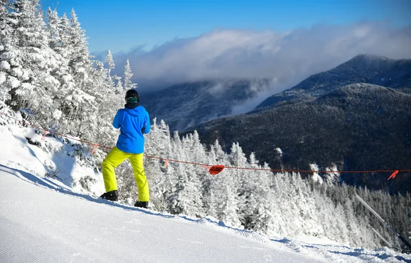 Skier Enjoying View Peak Mountain Amazing Winter Landscape Beautiful Sunny — Stockfoto