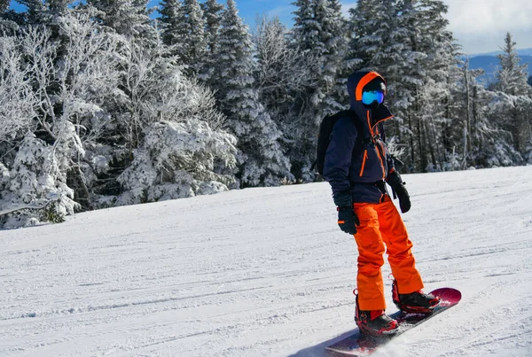 Young Man Snowboarder Bright Outfit Running Slope Winter Sport Recreation — Φωτογραφία Αρχείου