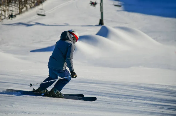 Skier Skiing Downhill Sunny Day Active Lifestyle Winter Sports Concept — Stock Photo, Image