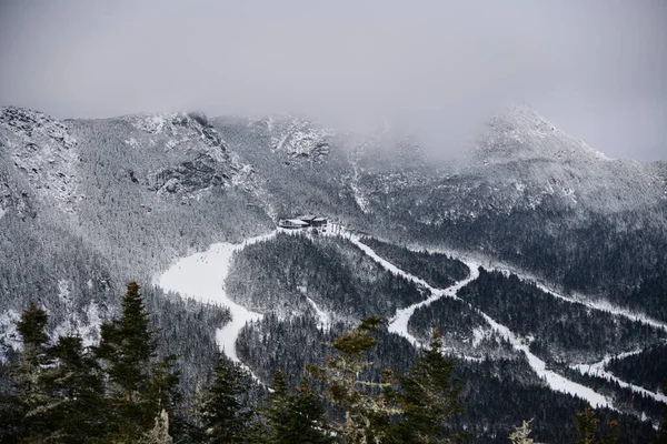 Fantástico Paisaje Invernal Con Vistas Las Pistas Esquí Pequeña Casa —  Fotos de Stock