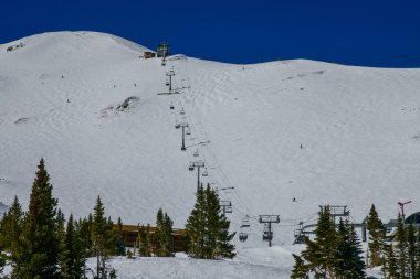 Imperial Express Kuzey Amerika 'nın en yüksek kayak asansörü. Breckenridge Kayak Tesisi, Colorado.