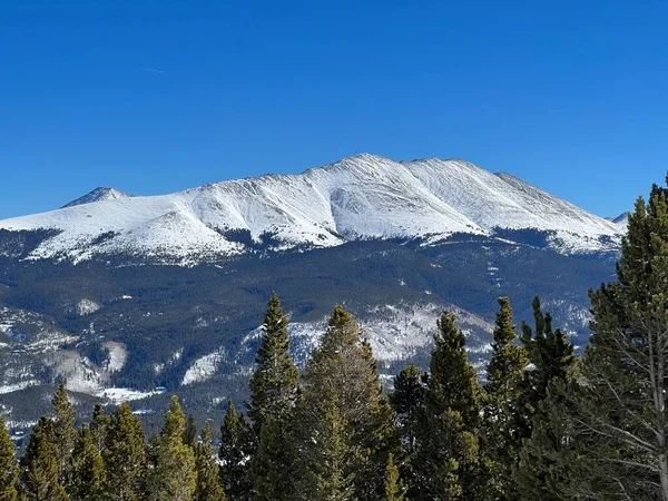 素晴らしい冬の風景 晴れた日には雪に覆われた山頂 コロラド州のブリッケンリッジスキーリゾート — ストック写真