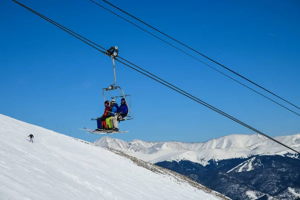 Breckenridge Ski度假村的滑雪者乘坐轮椅电梯 背靠美丽的高山 — 图库照片