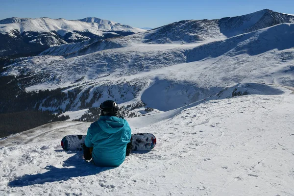 Snowboarder Sentado Topo Pico Breckenridge Ski Resort Colorado Estilo Vida — Fotografia de Stock