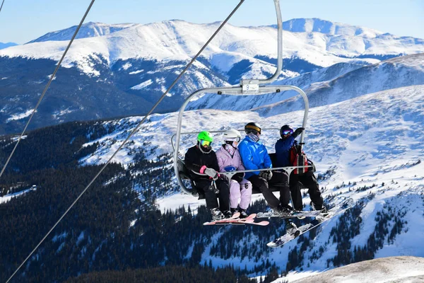 在Breckenridge Ski度假村 滑雪者和滑雪者乘坐轮椅电梯 背靠美丽的高山 — 图库照片