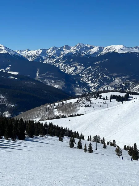 コロラド州のベイルスキーリゾートの山脈と素晴らしい冬の風景 — ストック写真