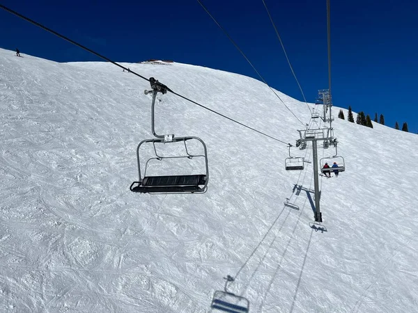 スキーリゾートでチェアリフト 完璧な天気 きれいな青空と美しい冬の日 — ストック写真