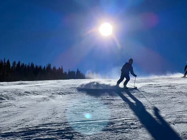 コロラド州のスキーリゾートで美しい晴れた冬の日に下り坂スキー — ストック写真
