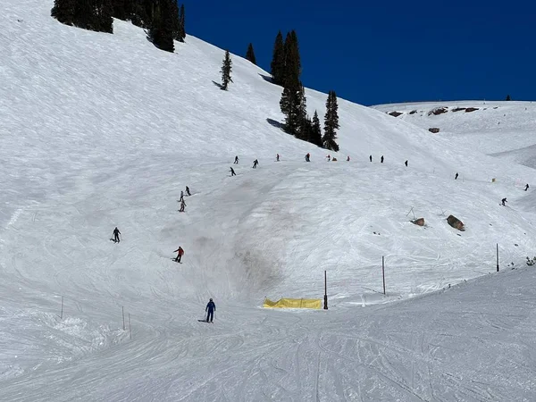 コロラド州のヴェイルスキーリゾートでのアクティブなライフスタイル 冬の休暇 完璧な晴れた日にスキーやスノーボードの下り坂 — ストック写真