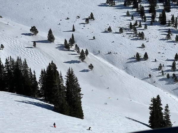 科罗拉多Vail Ski度假村滑雪和滑雪板 冬季体育和娱乐 室外休闲活动 — 图库照片