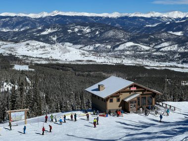 Colorado 'daki Breckenridge Kayak Merkezi' nde kayak kulübesi. Dağları ve ormanları olan güzel kış manzarası. 